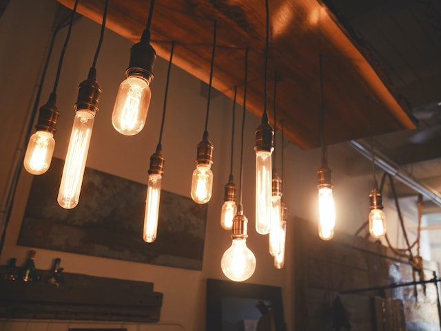 aesthetically pleasing image of various lightbulbs